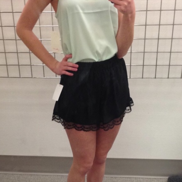 Lush Lacy Black Flowy Shorts - Picture 3 of 3